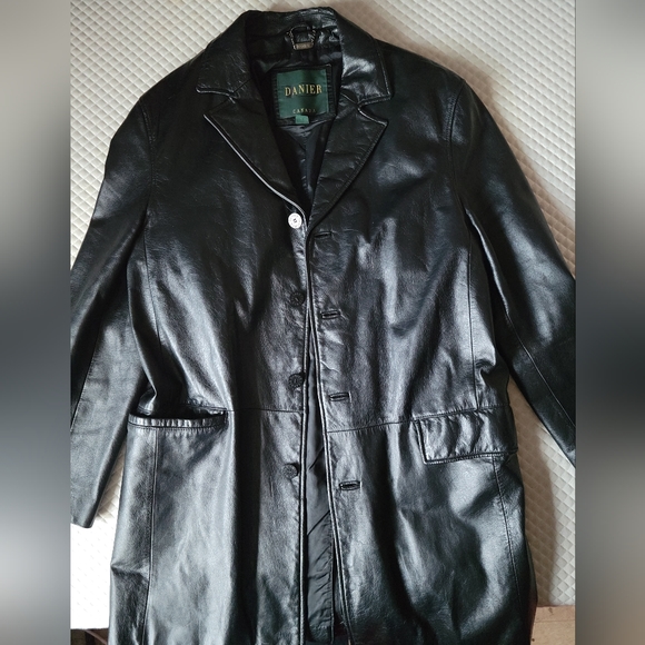 Danier leather medium trenchcoat - Picture 1 of 7
